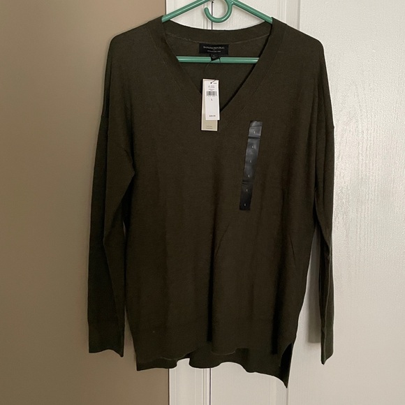 Banana Republic Other - NWT Banana Republic Men’s Premium Luxe Yarn V-Neck Sweater. Size Large.